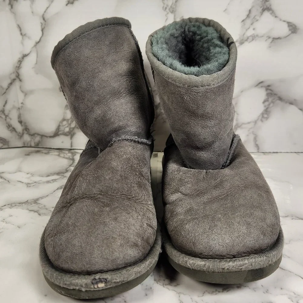UGG AUSTRALIA Unisex Youth 2 Classic Short 5251 Gray Suede Sheepskin Boots